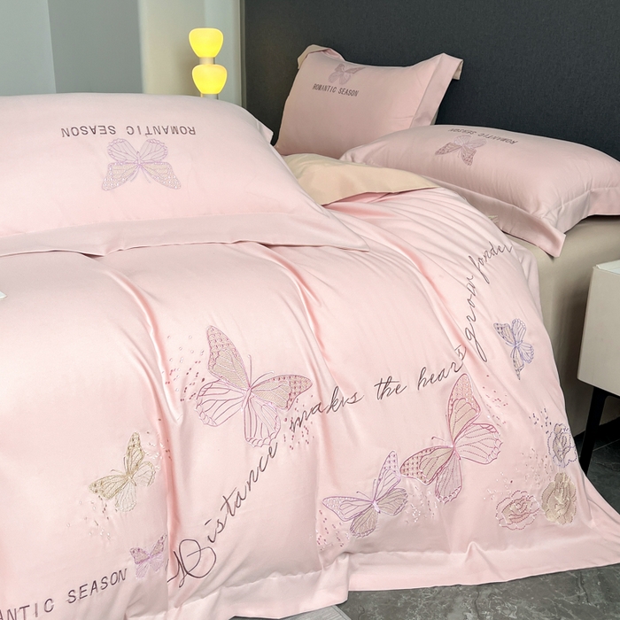 91家纺网 家纺一手货源 找家纺 青柚 2025新款梦蝶亲肤棉刺绣四件套（小号不低于98元，标准不低于138，加大不低于148，以此类推，低价必投不撤销） 梦蝶-裸粉