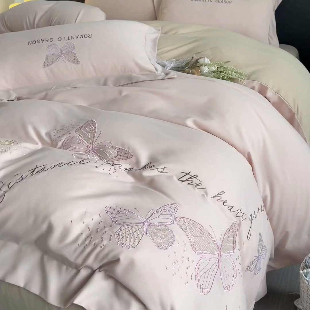 91家纺网 家纺一手货源 找家纺 青柚 2025新款梦蝶亲肤棉刺绣四件套（小号不低于98元，标准不低于138，加大不低于148，以此类推，低价必投不撤销） 梦蝶-裸粉