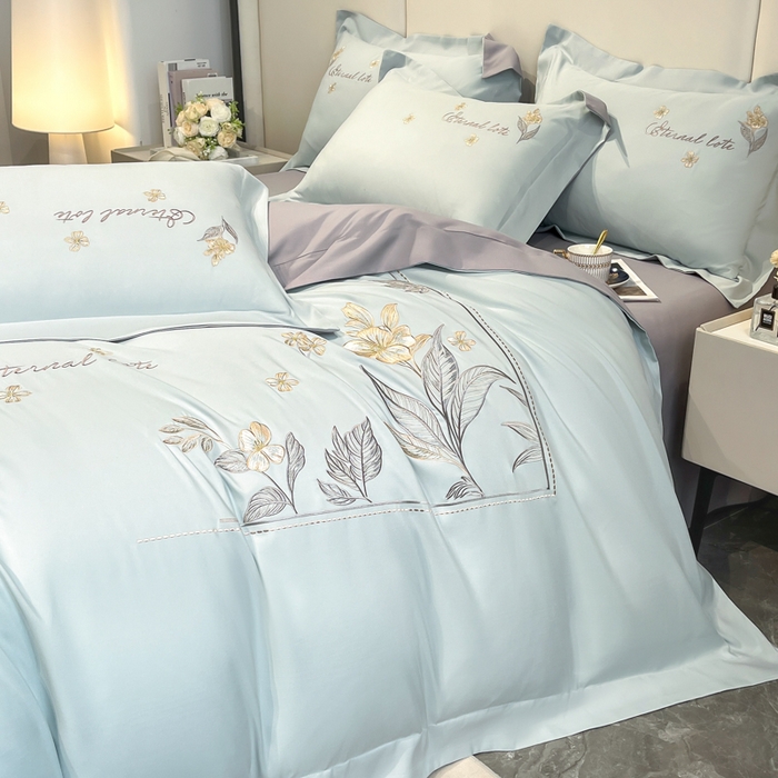 91家纺网 家纺一手货源 找家纺 青柚 2025新款A类亲肤棉刺绣四件套-蓝风铃（小号不低于98元，标准不低于138，加大不低于148，以此类推，低价必投不撤销） 蓝风铃-飘蓝