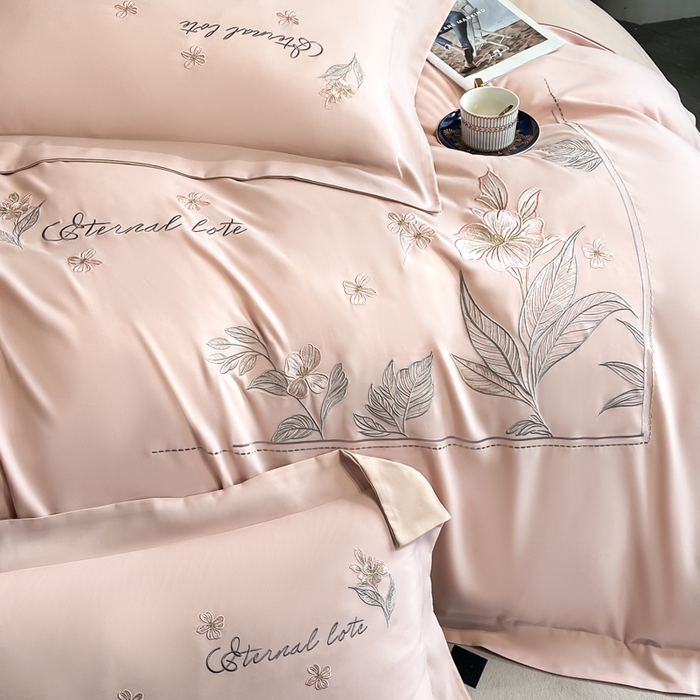 91家纺网 家纺一手货源 找家纺 青柚 2025新款A类亲肤棉刺绣四件套-蓝风铃（小号不低于98元，标准不低于138，加大不低于148，以此类推，低价必投不撤销） 蓝风铃-轻奢粉