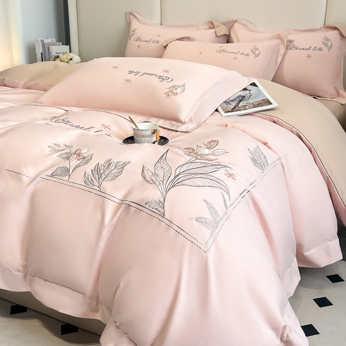 91家纺网 家纺一手货源 找家纺 青柚 2025新款A类亲肤棉刺绣四件套-蓝风铃（小号不低于98元，标准不低于138，加大不低于148，以此类推，低价必投不撤销） 蓝风铃-轻奢粉