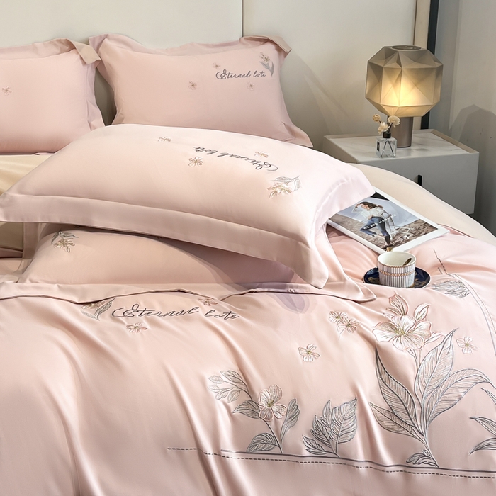 91家纺网 家纺一手货源 找家纺 青柚 2025新款A类亲肤棉刺绣四件套-蓝风铃（小号不低于98元，标准不低于138，加大不低于148，以此类推，低价必投不撤销） 蓝风铃-轻奢粉