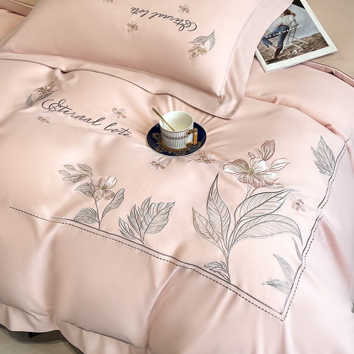 91家纺网 家纺一手货源 找家纺 青柚 2025新款A类亲肤棉刺绣四件套-蓝风铃（小号不低于98元，标准不低于138，加大不低于148，以此类推，低价必投不撤销） 蓝风铃-轻奢粉