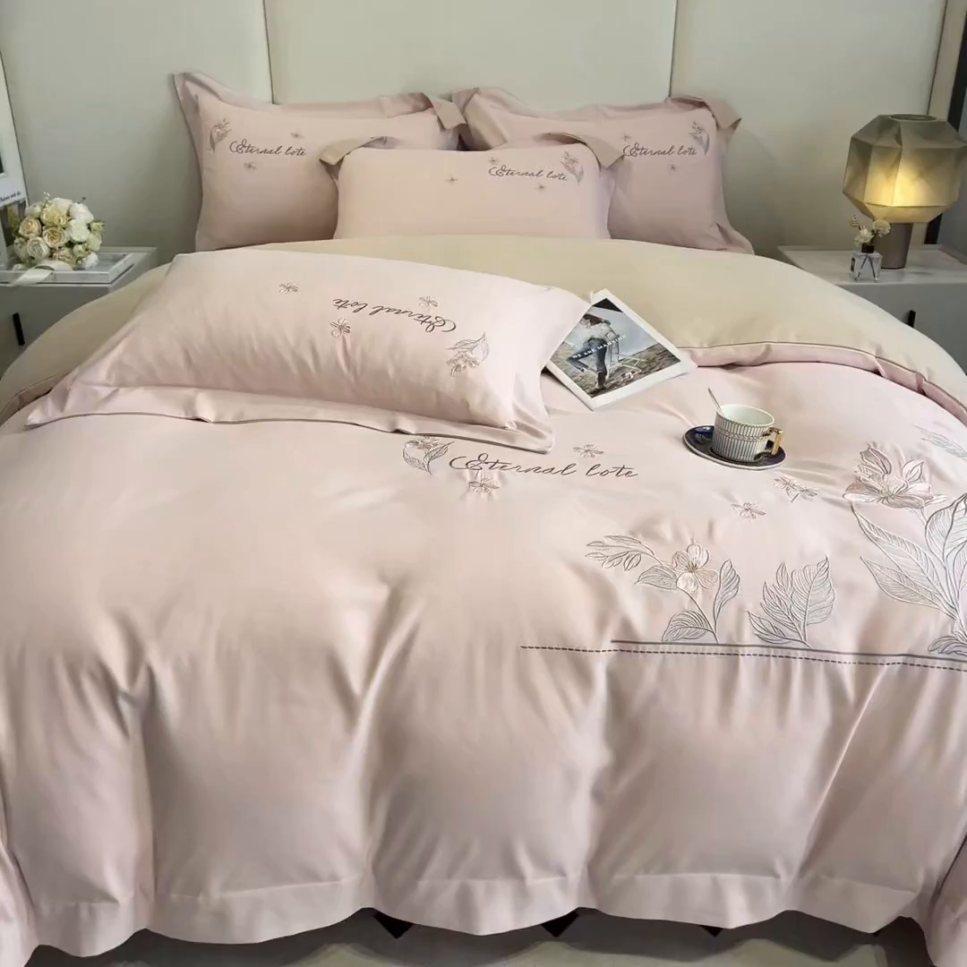 91家纺网 家纺一手货源 找家纺 青柚 2025新款A类亲肤棉刺绣四件套-蓝风铃（小号不低于98元，标准不低于138，加大不低于148，以此类推，低价必投不撤销） 蓝风铃-轻奢粉