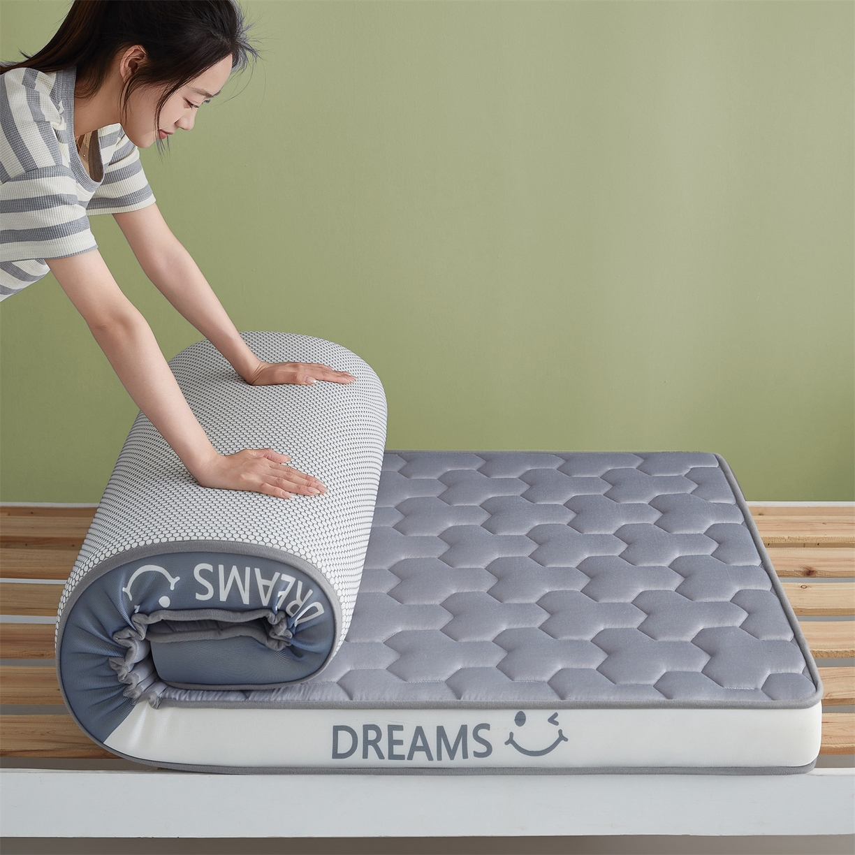 91家纺网 家纺一手货源 找家纺 布卢姆床垫 2025新款A类针织乳胶立体记忆海绵学生床垫--微笑 微笑-灰