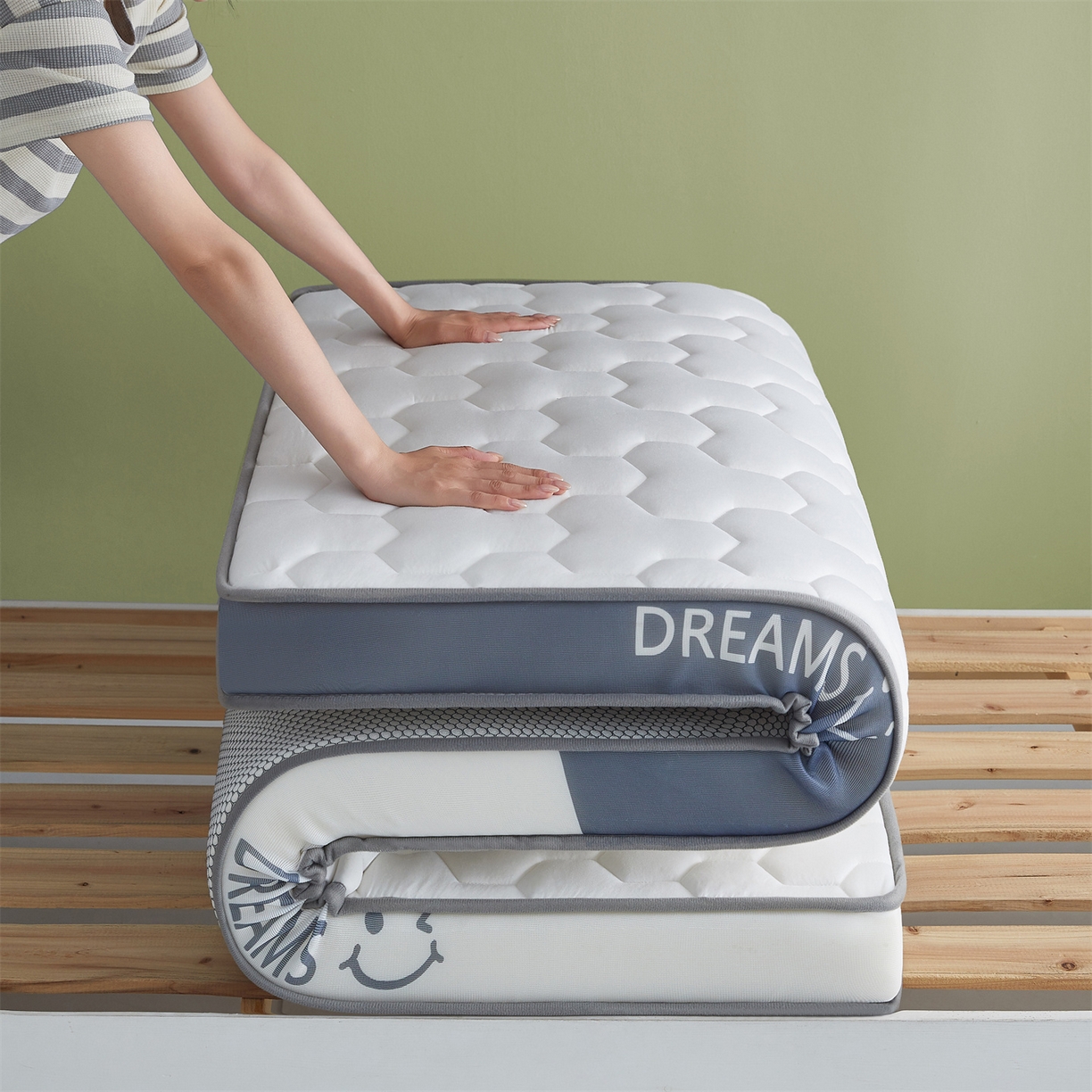 91家纺网 家纺一手货源 找家纺 布卢姆床垫 2025新款A类针织乳胶立体记忆海绵学生床垫--微笑 微笑-白灰