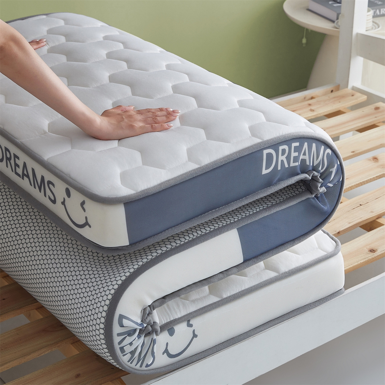 91家纺网 家纺一手货源 找家纺 布卢姆床垫 2025新款A类针织乳胶立体记忆海绵学生床垫--微笑 微笑-白灰