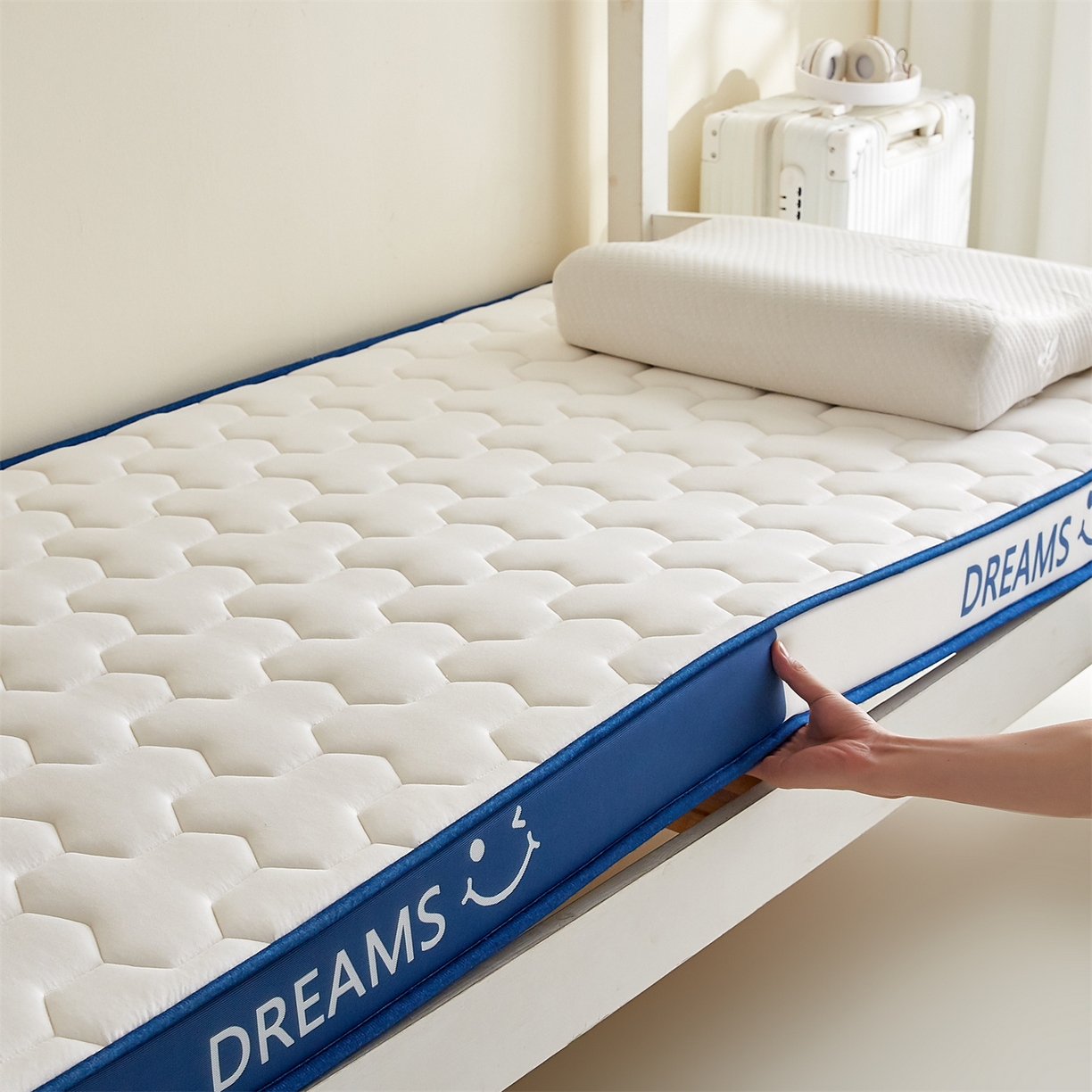 91家纺网 家纺一手货源 找家纺 布卢姆床垫 2025新款A类针织乳胶立体记忆海绵学生床垫--微笑 微笑-白蓝