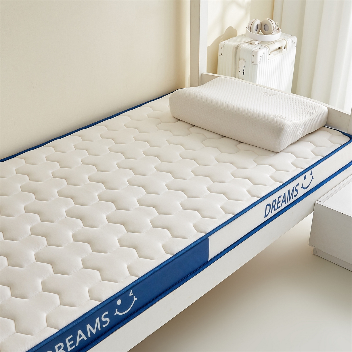 91家纺网 家纺一手货源 找家纺 布卢姆床垫 2025新款A类针织乳胶立体记忆海绵学生床垫--微笑 微笑-白蓝