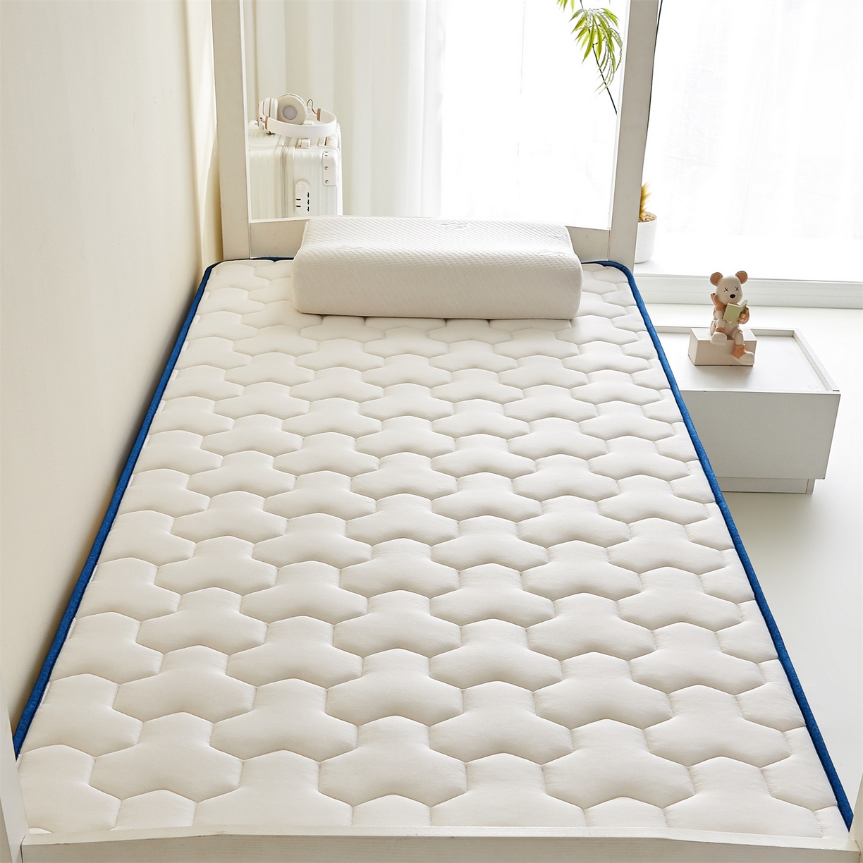 91家纺网 家纺一手货源 找家纺 布卢姆床垫 2025新款A类针织乳胶立体记忆海绵学生床垫--微笑 微笑-白蓝