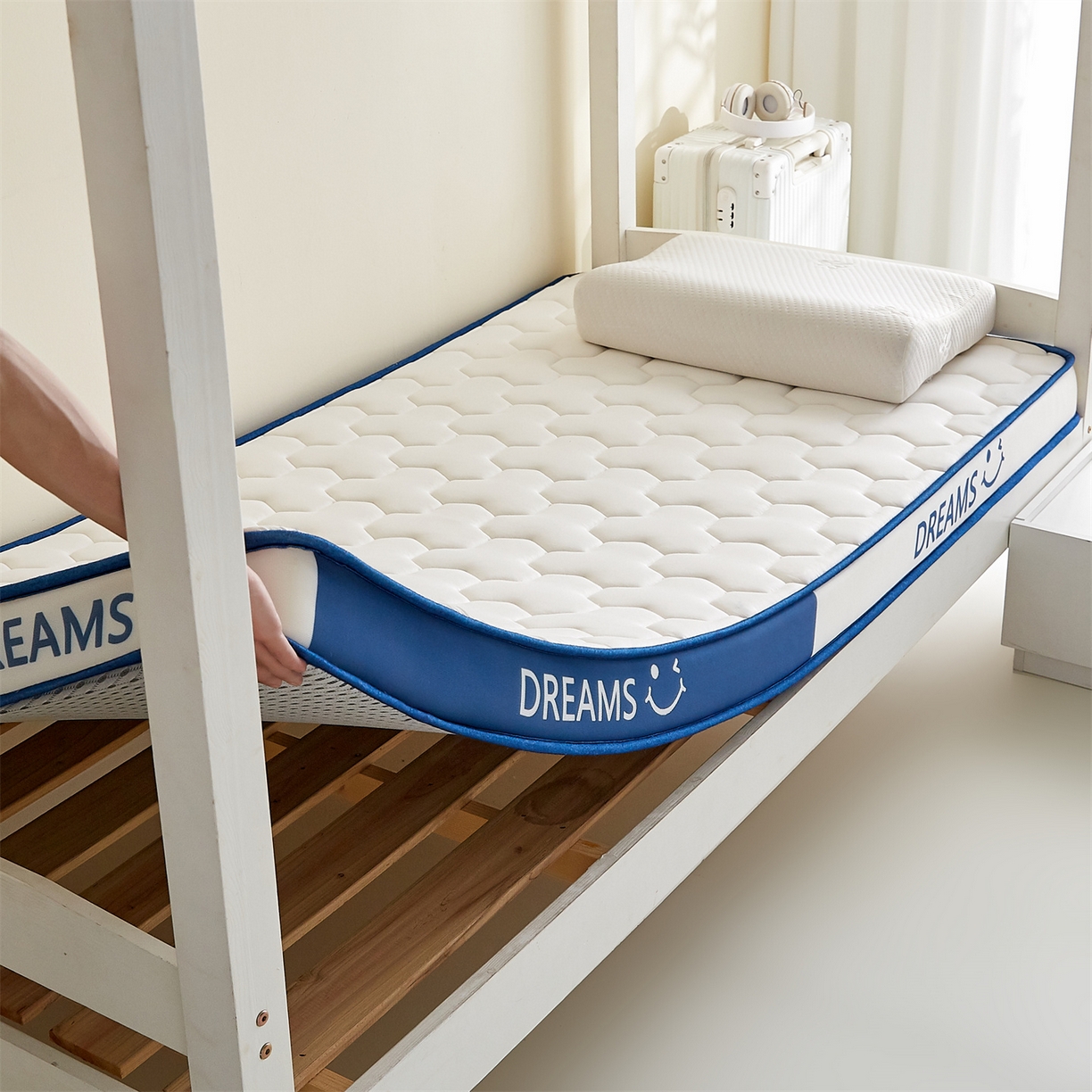 91家纺网 家纺一手货源 找家纺 布卢姆床垫 2025新款A类针织乳胶立体记忆海绵学生床垫--微笑 微笑-白蓝