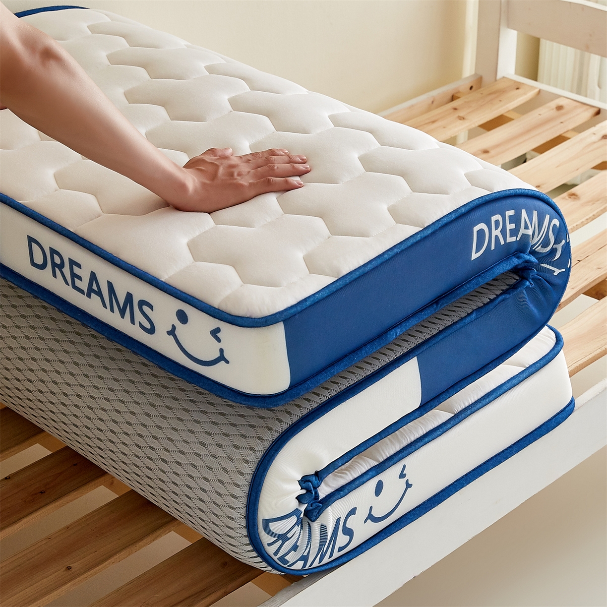 91家纺网 家纺一手货源 找家纺 布卢姆床垫 2025新款A类针织乳胶立体记忆海绵学生床垫--微笑 微笑-白蓝