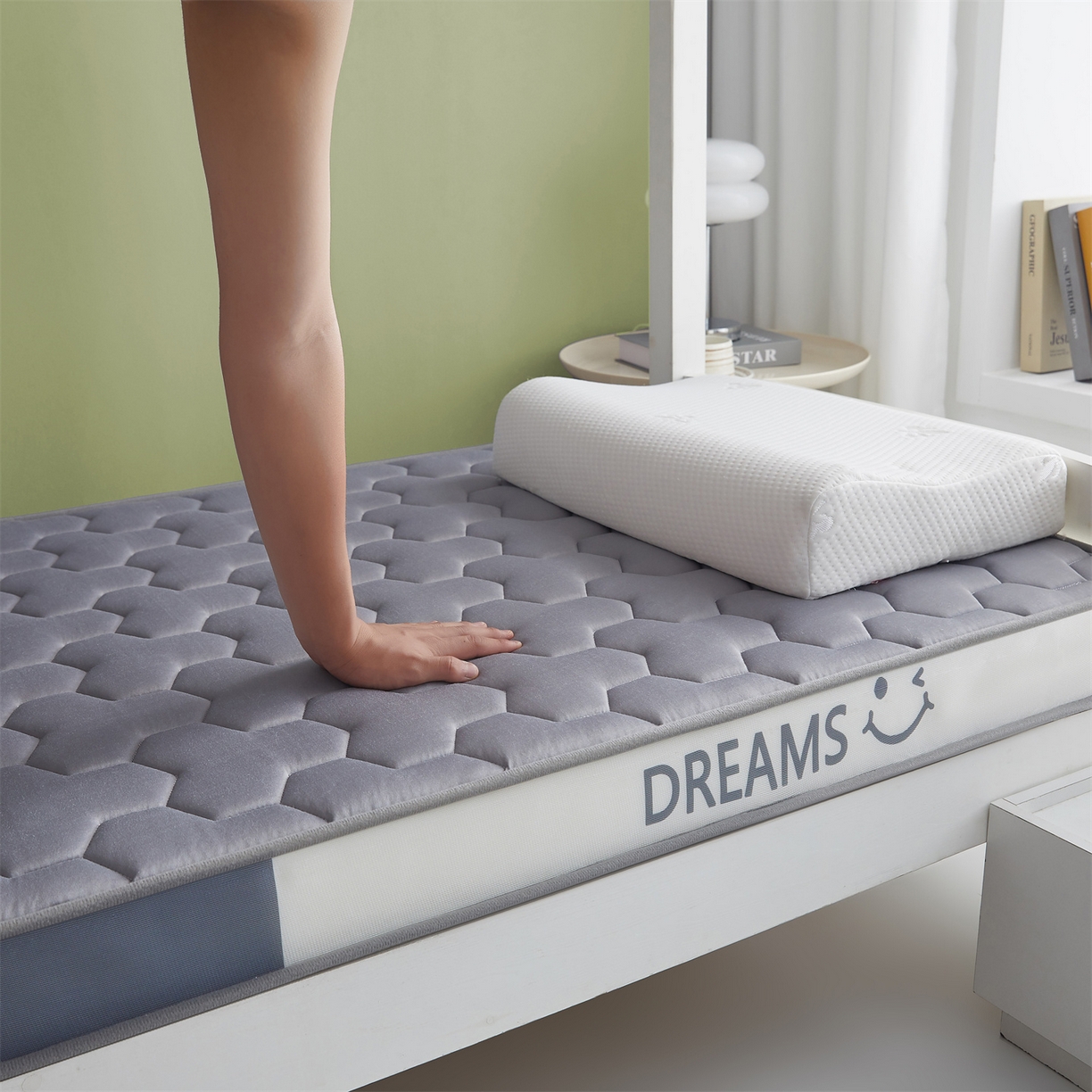 91家纺网 家纺一手货源 找家纺 布卢姆床垫 2025新款A类针织乳胶立体记忆海绵学生床垫--微笑 微笑-灰