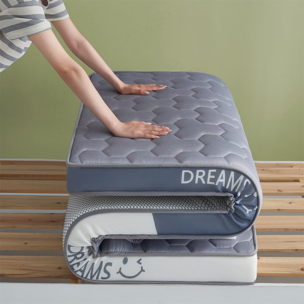 91家纺网 家纺一手货源 找家纺 布卢姆床垫 2025新款A类针织乳胶立体记忆海绵学生床垫--微笑 微笑-灰