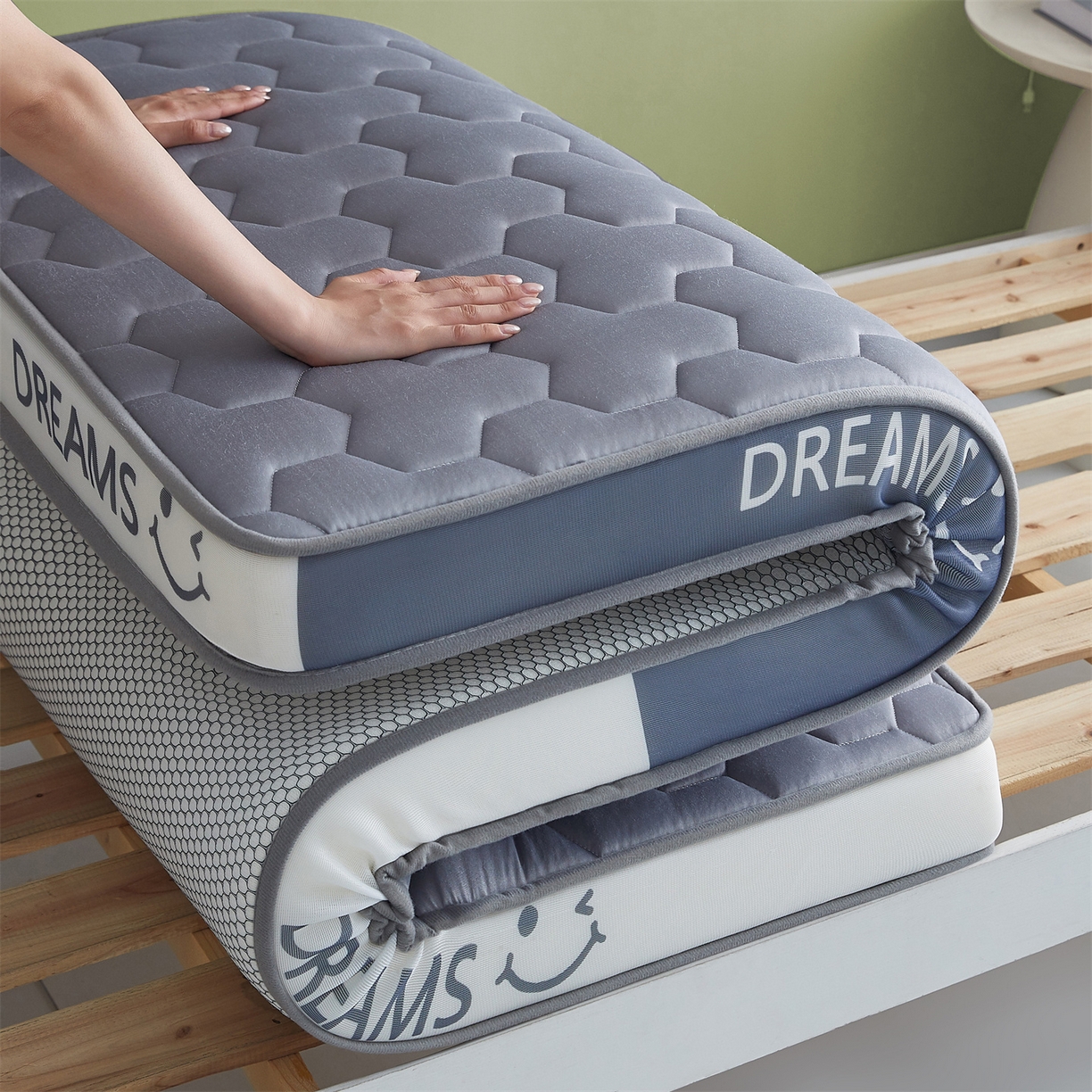 91家纺网 家纺一手货源 找家纺 布卢姆床垫 2025新款A类针织乳胶立体记忆海绵学生床垫--微笑 微笑-灰