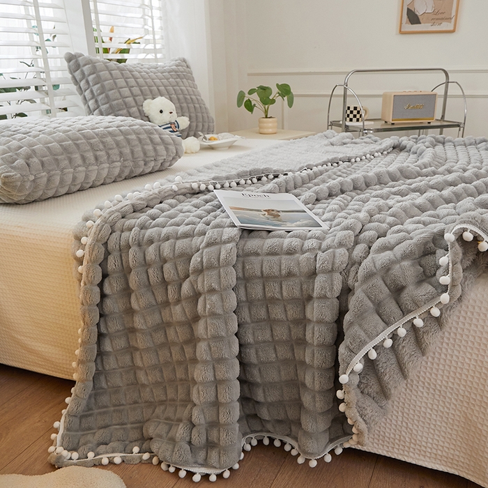 91家纺网 家纺一手货源 找家纺 楼兰公主2025新款云感梦境毛球毯  浅暮灰