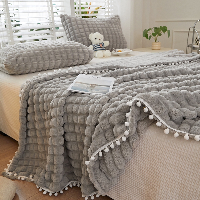 91家纺网 家纺一手货源 找家纺 楼兰公主2025新款云感梦境毛球毯  浅暮灰