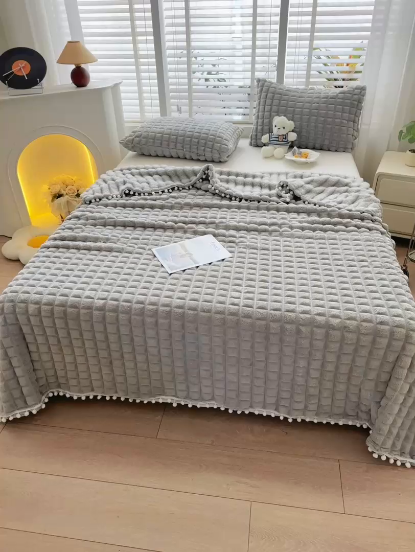 91家纺网 家纺一手货源 找家纺 楼兰公主2025新款云感梦境毛球毯  浅暮灰