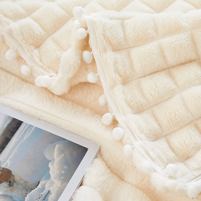 91家纺网 家纺一手货源 找家纺 楼兰公主2025新款云感梦境毛球毯  云朵白