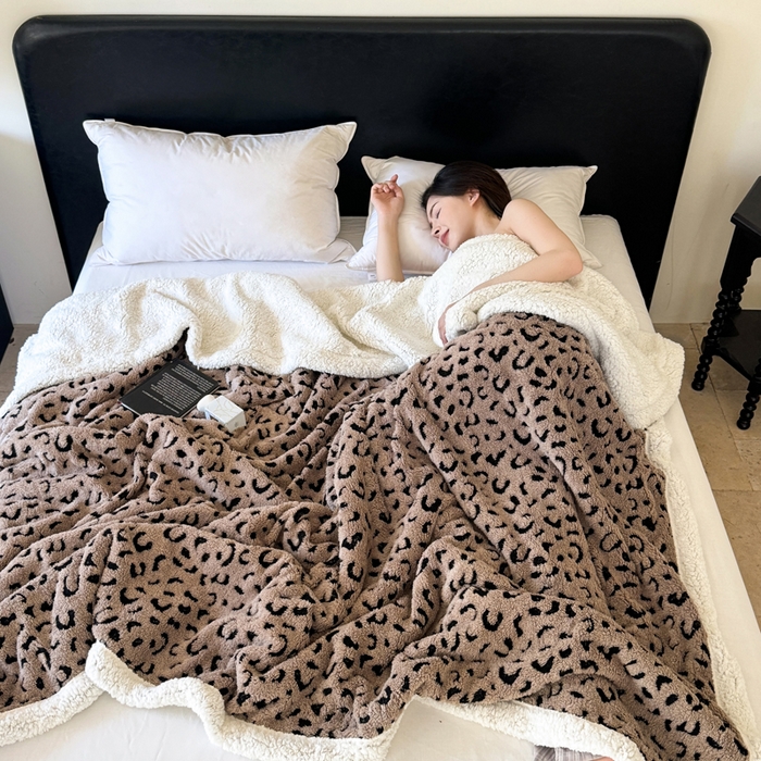 91家纺网 家纺一手货源 找家纺 丹本家纺 2025新款双层阳离子提花塔芙绒羊羔绒跨境双层毛毯盖毯毯子 豹纹驼