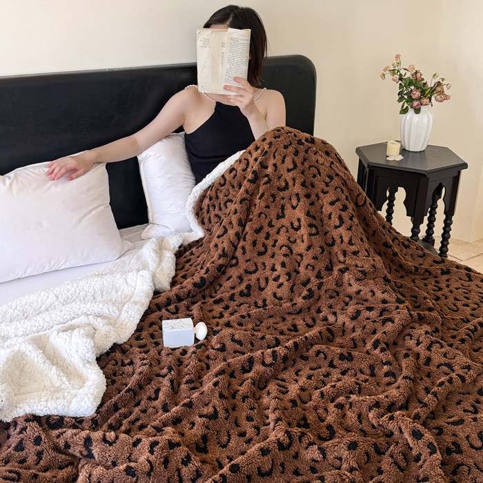 91家纺网 家纺一手货源 找家纺 丹本家纺 2025新款双层阳离子提花塔芙绒羊羔绒跨境双层毛毯盖毯毯子 豹纹咖