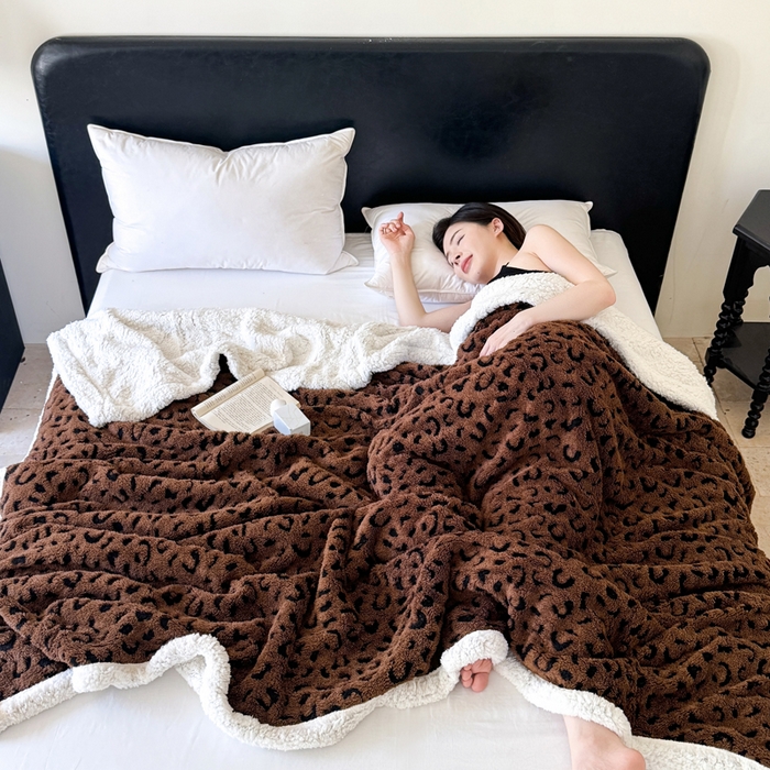 91家纺网 家纺一手货源 找家纺 丹本家纺 2025新款双层阳离子提花塔芙绒羊羔绒跨境双层毛毯盖毯毯子 豹纹咖