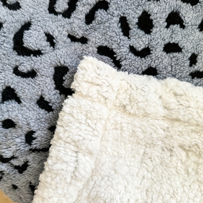 91家纺网 家纺一手货源 找家纺 丹本家纺 2025新款双层阳离子提花塔芙绒羊羔绒跨境双层毛毯盖毯毯子 豹纹灰