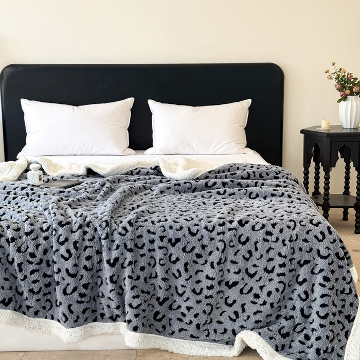 91家纺网 家纺一手货源 找家纺 丹本家纺 2025新款双层阳离子提花塔芙绒羊羔绒跨境双层毛毯盖毯毯子 豹纹灰