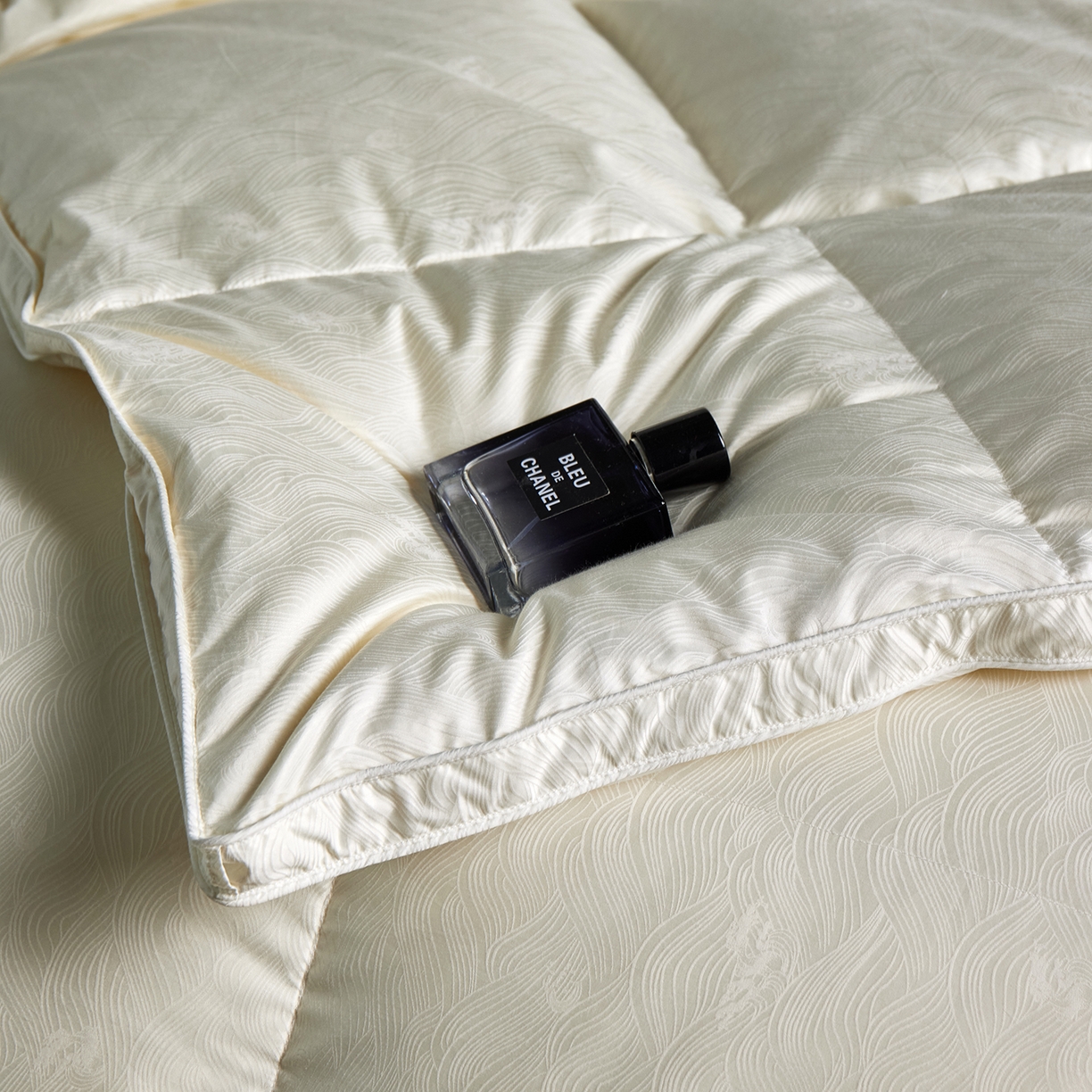 91家纺网 家纺一手货源 找家纺 御眠纺羽绒被壳 2025新款高精密全棉提花高端羽绒被壳羽绒被 白色