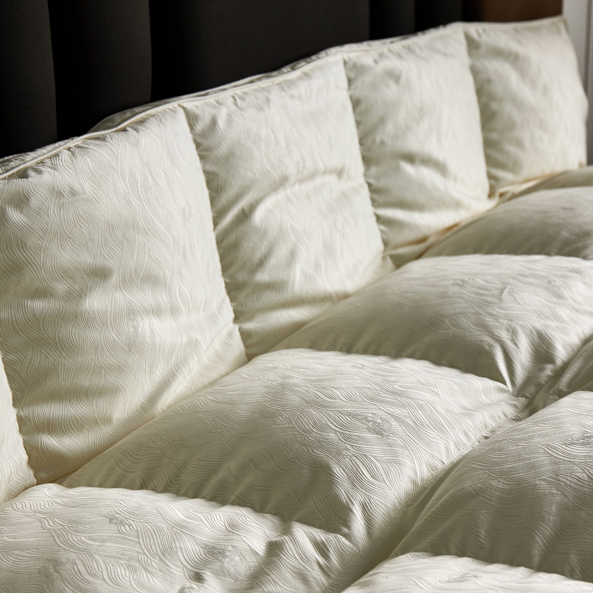 91家纺网 家纺一手货源 找家纺 御眠纺羽绒被壳 2025新款高精密全棉提花高端羽绒被壳羽绒被 白色