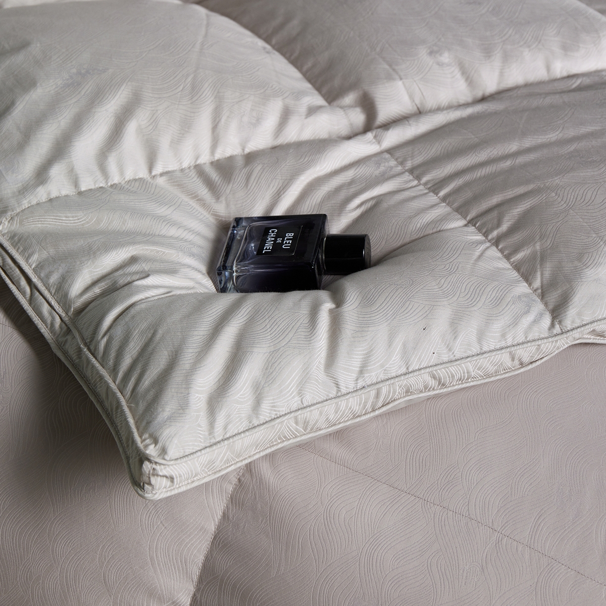 91家纺网 家纺一手货源 找家纺 御眠纺羽绒被壳 2025新款高精密全棉提花高端羽绒被壳羽绒被 灰色