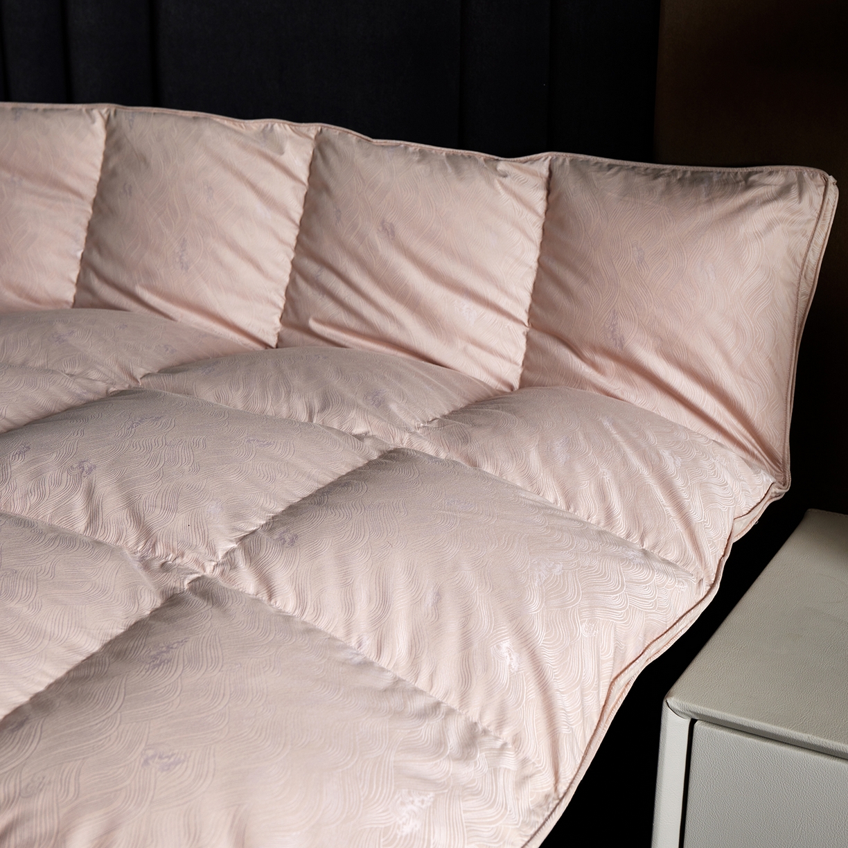 91家纺网 家纺一手货源 找家纺 御眠纺羽绒被壳 2025新款高精密全棉提花高端羽绒被壳羽绒被 粉色