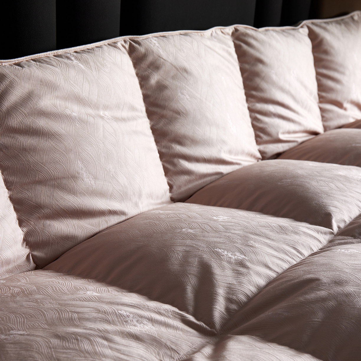 91家纺网 家纺一手货源 找家纺 御眠纺羽绒被壳 2025新款高精密全棉提花高端羽绒被壳羽绒被 粉色