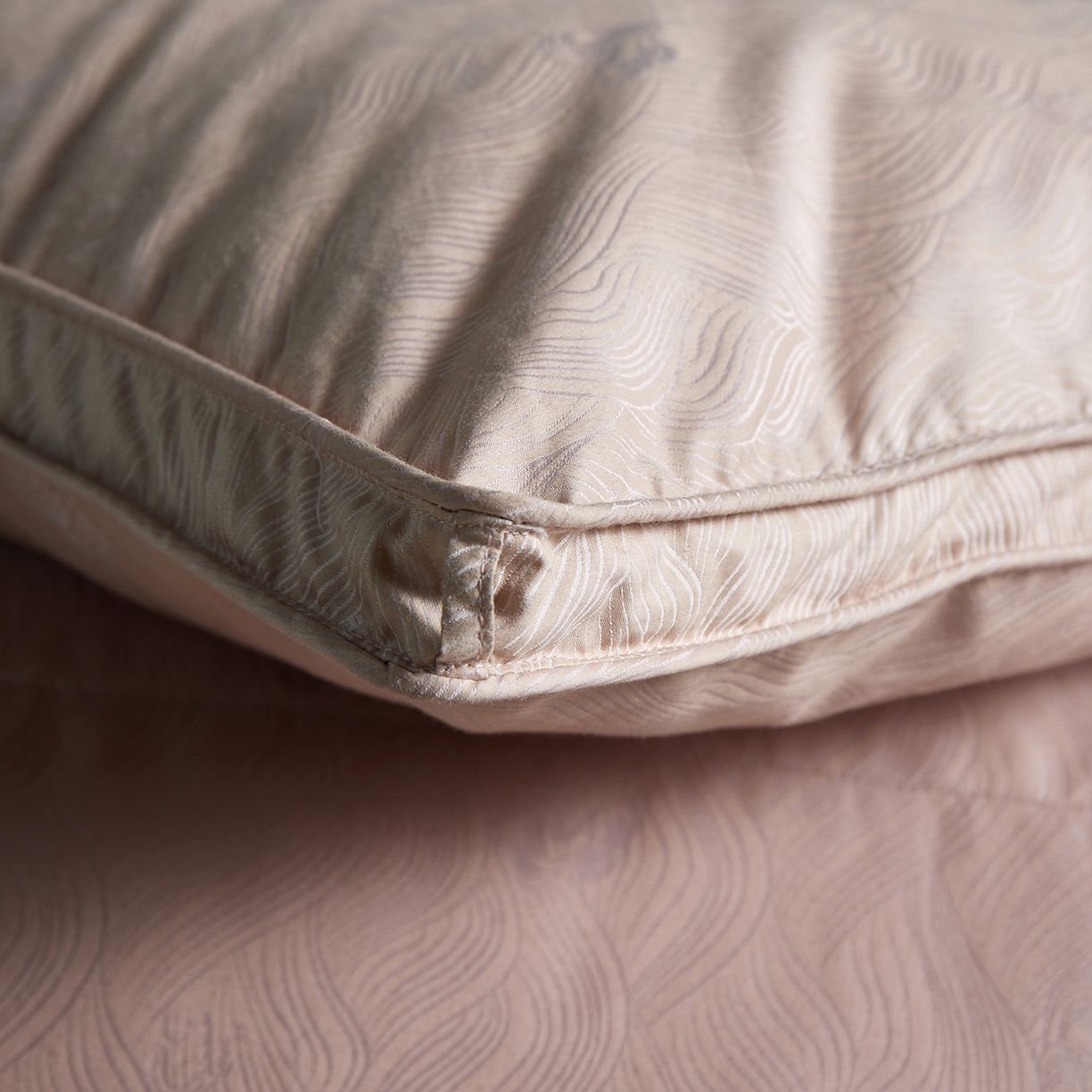 91家纺网 家纺一手货源 找家纺 御眠纺羽绒被壳 2025新款高精密全棉提花高端羽绒被壳羽绒被 粉色