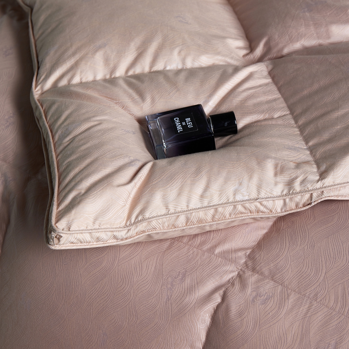 91家纺网 家纺一手货源 找家纺 御眠纺羽绒被壳 2025新款高精密全棉提花高端羽绒被壳羽绒被 粉色