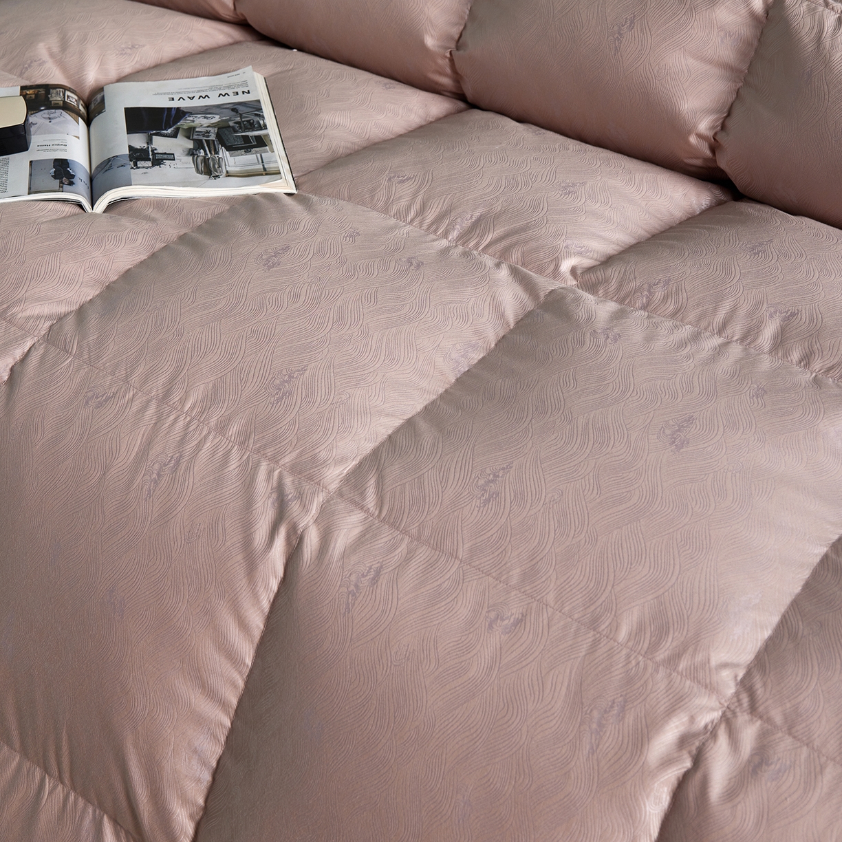 91家纺网 家纺一手货源 找家纺 御眠纺羽绒被壳 2025新款高精密全棉提花高端羽绒被壳羽绒被 粉色