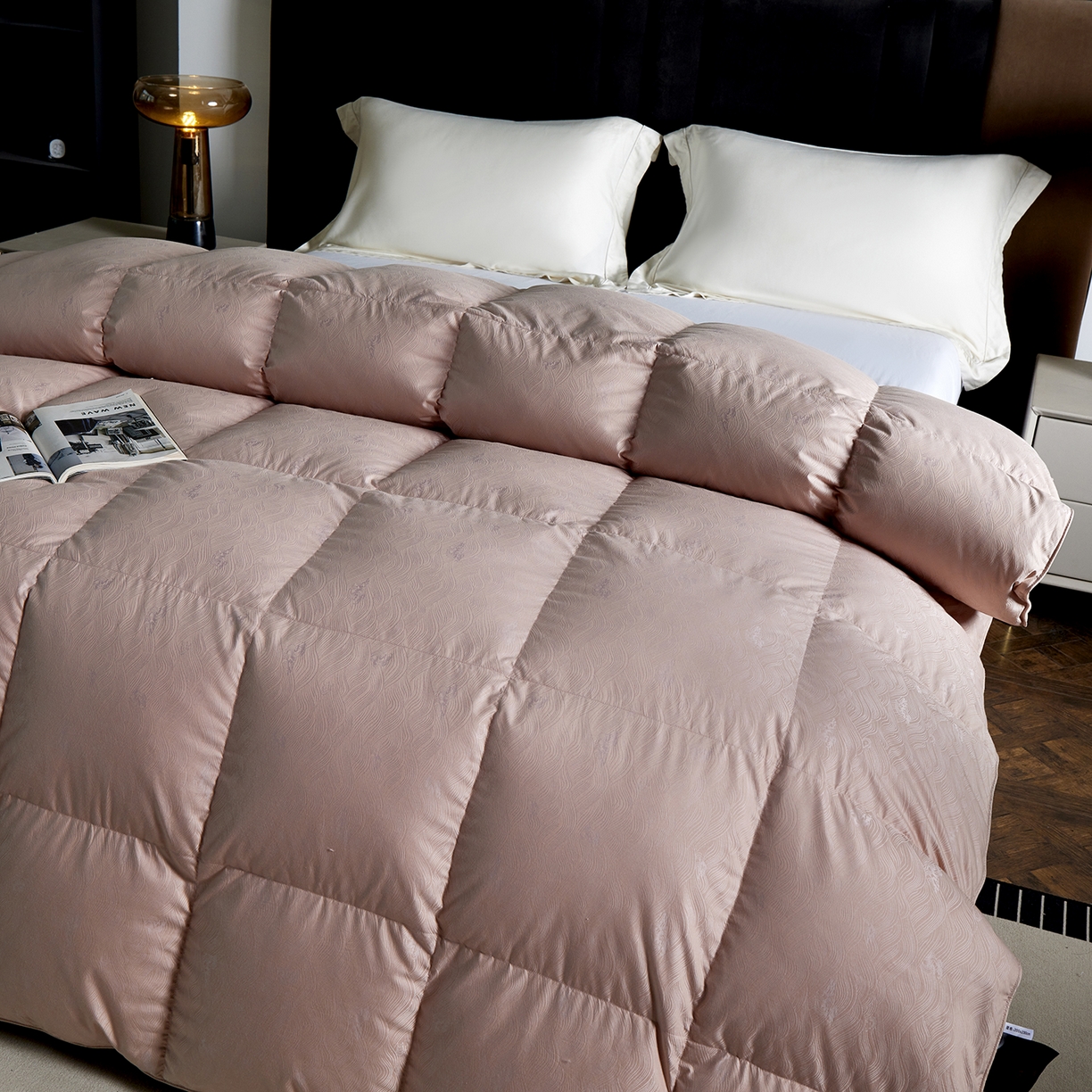 91家纺网 家纺一手货源 找家纺 御眠纺羽绒被壳 2025新款高精密全棉提花高端羽绒被壳羽绒被 粉色