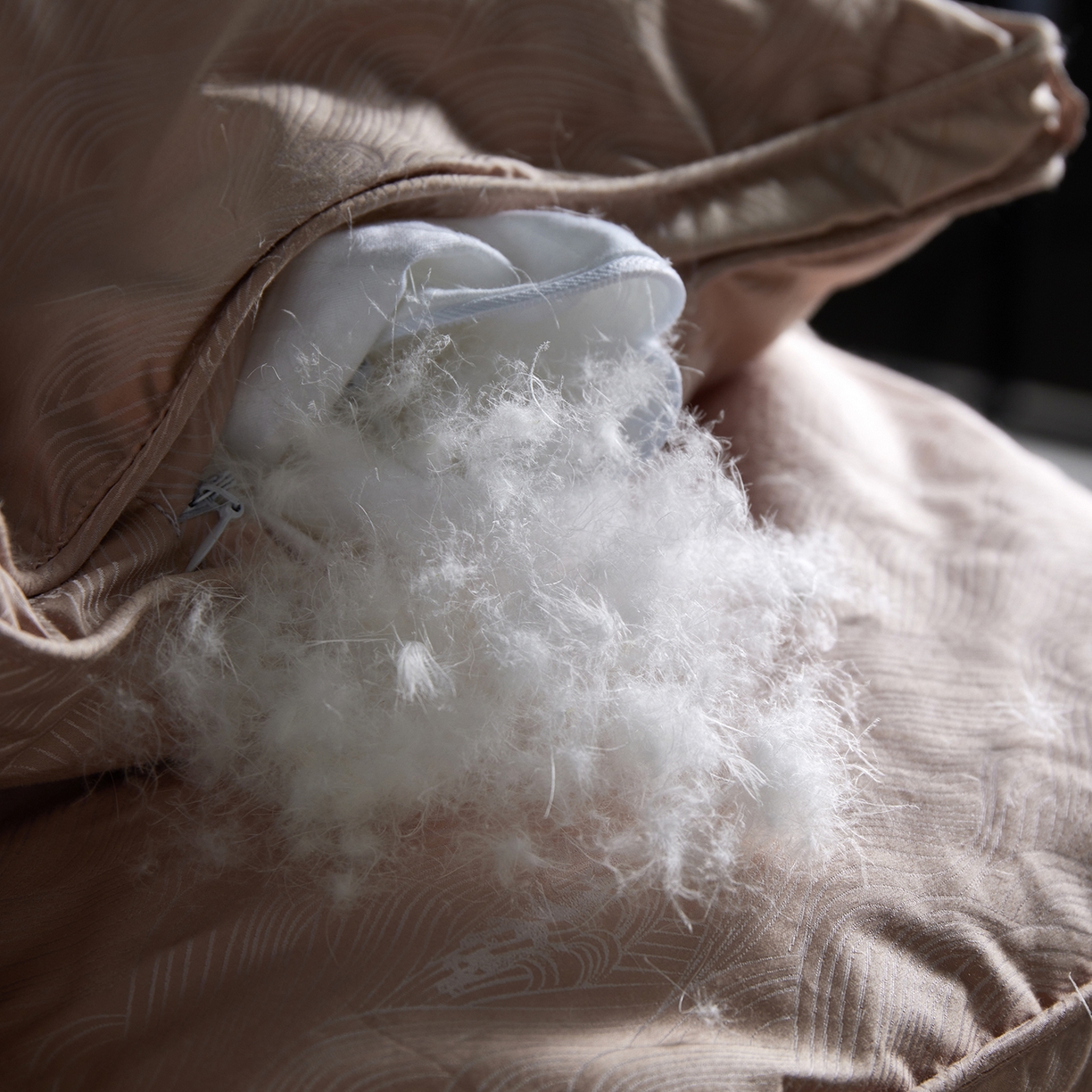 91家纺网 家纺一手货源 找家纺 御眠纺羽绒被壳 2025新款高精密全棉提花高端羽绒被壳羽绒被 粉色