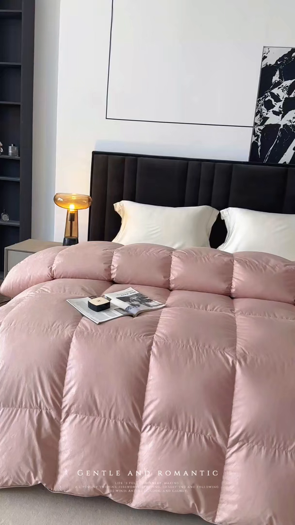 91家纺网 家纺一手货源 找家纺 御眠纺羽绒被壳 2025新款高精密全棉提花高端羽绒被壳羽绒被 粉色
