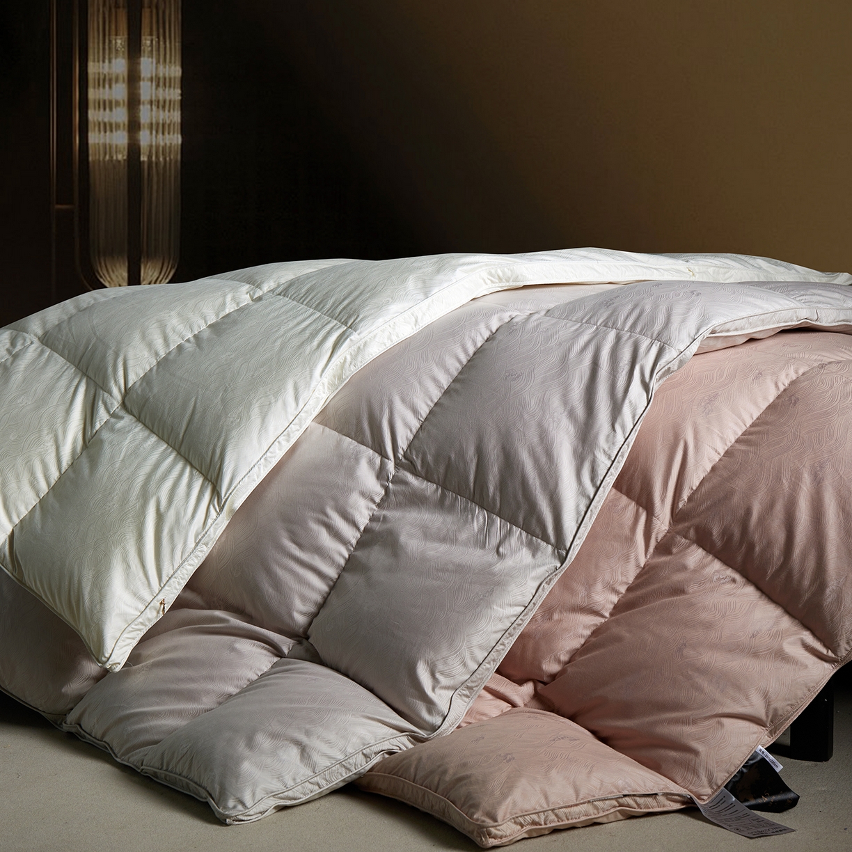 91家纺网 家纺一手货源 找家纺 御眠纺羽绒被壳 2025新款高精密全棉提花高端羽绒被壳羽绒被 组合图仅供参考