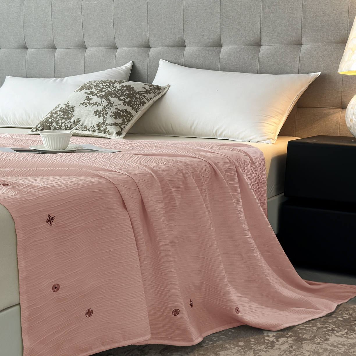 91家纺网 家纺一手货源 找家纺 乐嘉盈 2025新款双层纱布毯 粉色