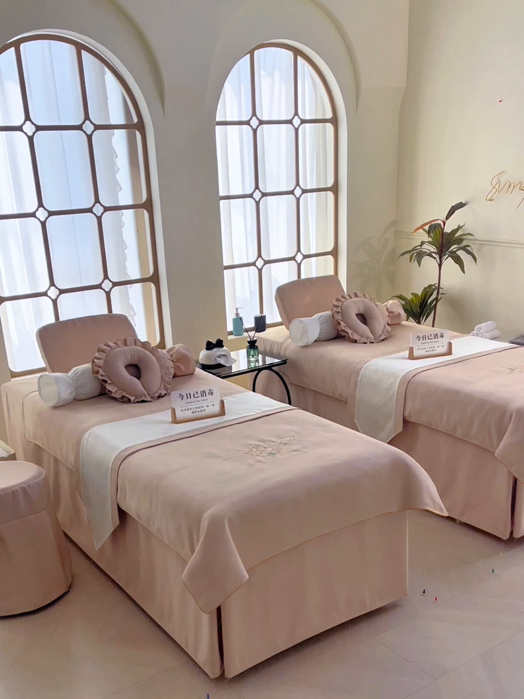 91家纺网 家纺一手货源 找家纺 莉人坊美容床罩批发2025新款高精密布料绣花美容床罩-雍容华贵 雍容华贵绣花奶黄