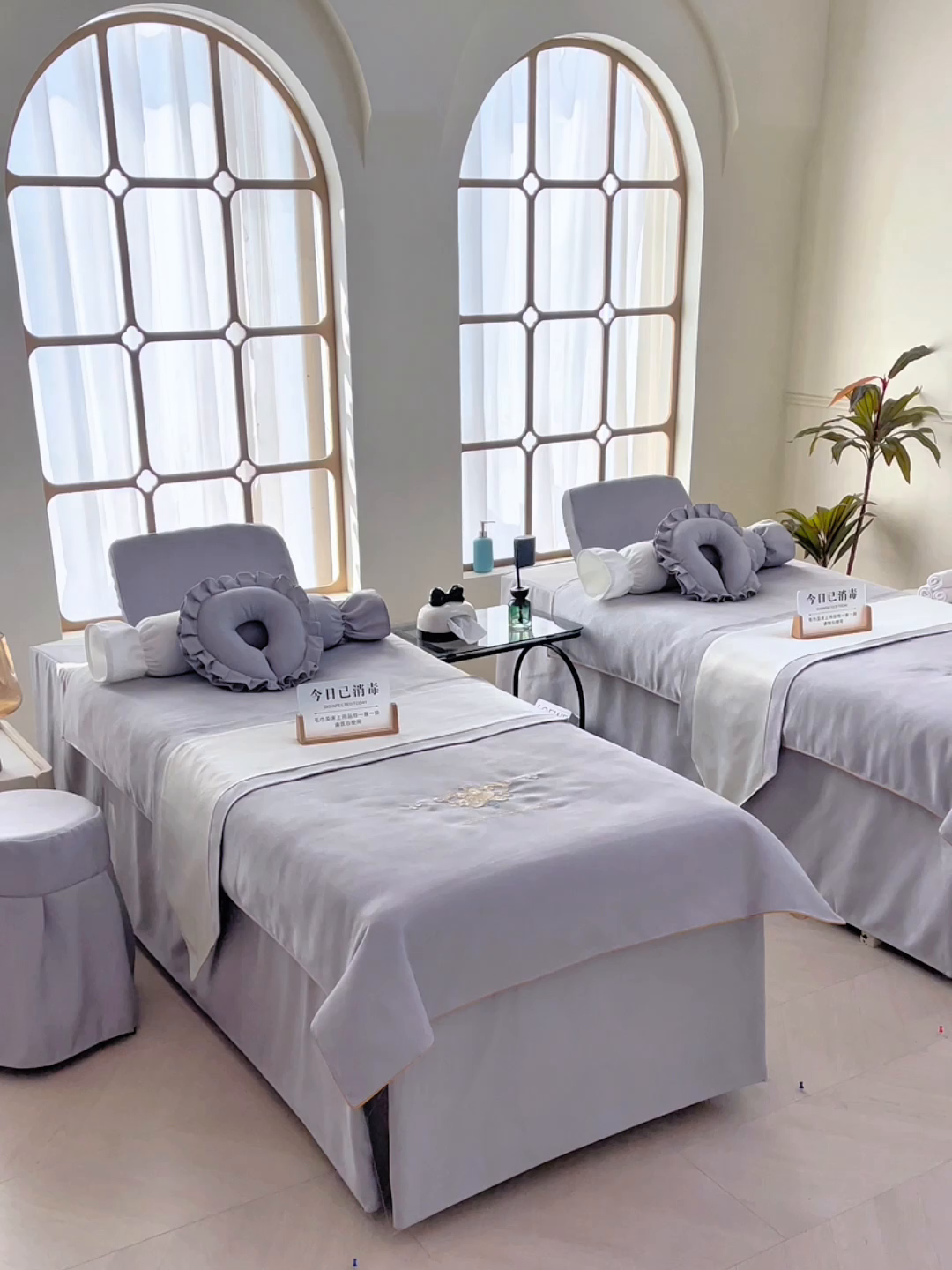 91家纺网 家纺一手货源 找家纺 莉人坊美容床罩批发2025新款高精密布料绣花美容床罩-雍容华贵 雍容华贵绣花浅灰