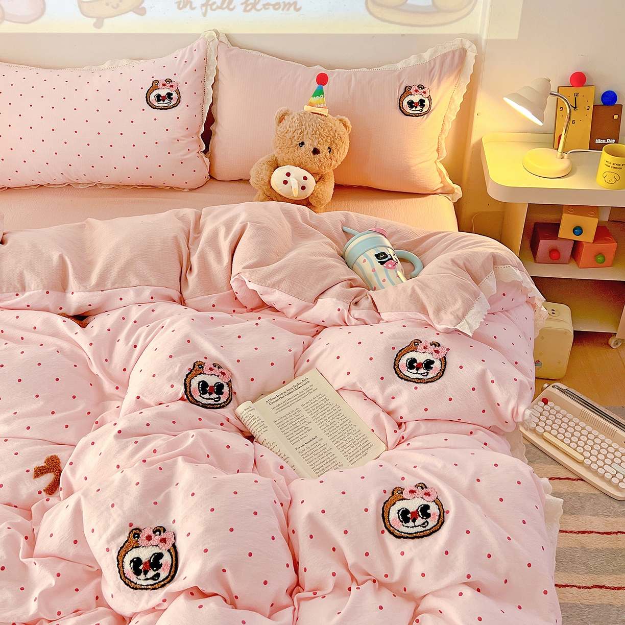 91家纺网 家纺一手货源 找家纺 （总）富米莱（原臻工厂）2025新款云感双层纱卡通毛巾绣全棉镂空花边四件套