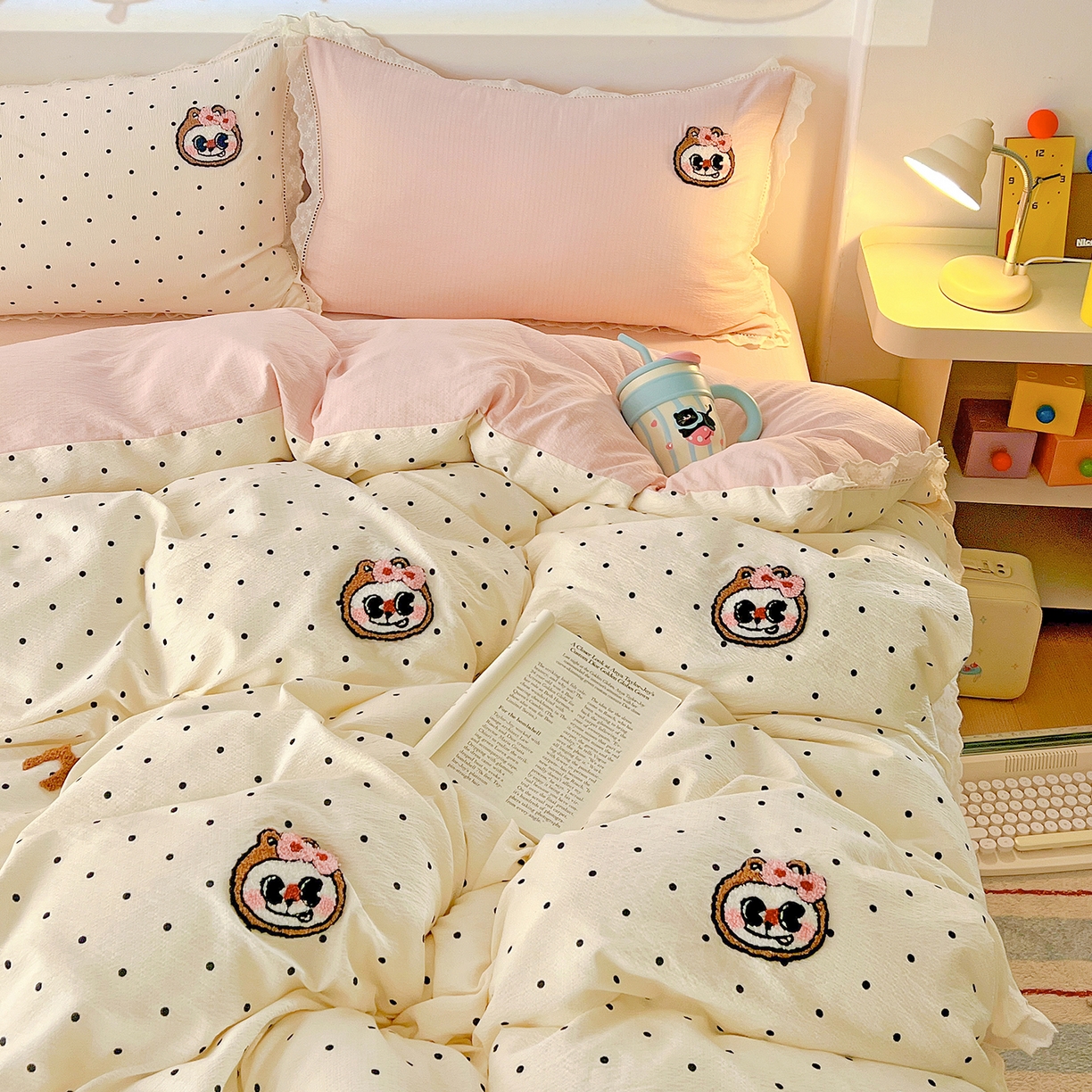 91家纺网 家纺一手货源 找家纺 （总）富米莱（原臻工厂）2025新款云感双层纱卡通毛巾绣全棉镂空花边四件套