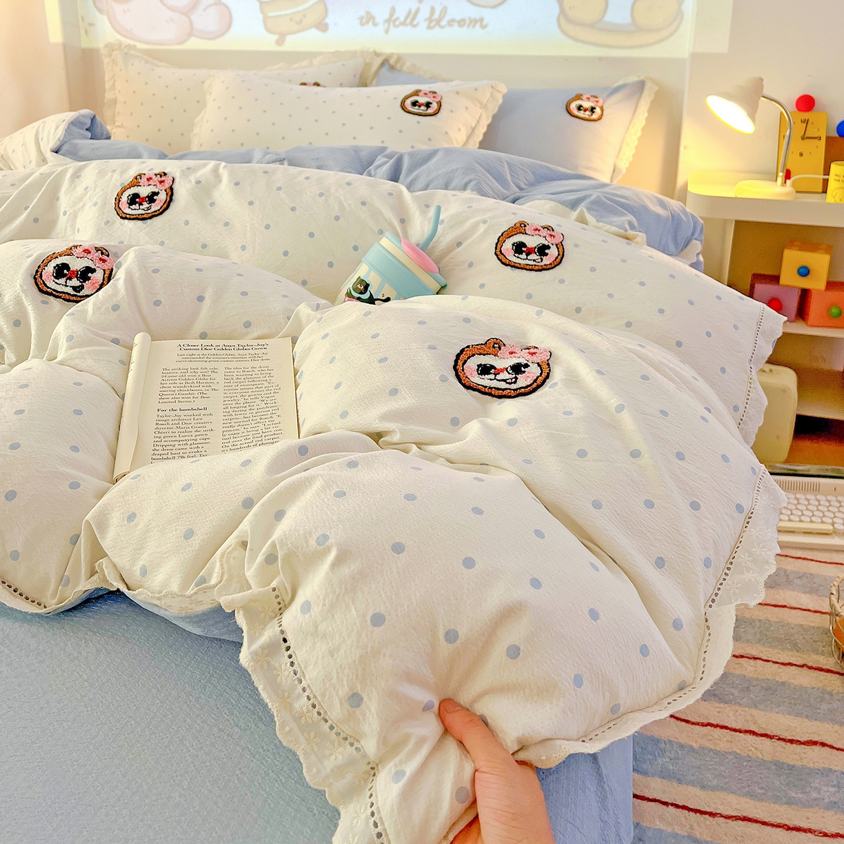 91家纺网 家纺一手货源 找家纺 （总）富米莱（原臻工厂）2025新款云感双层纱卡通毛巾绣全棉镂空花边四件套