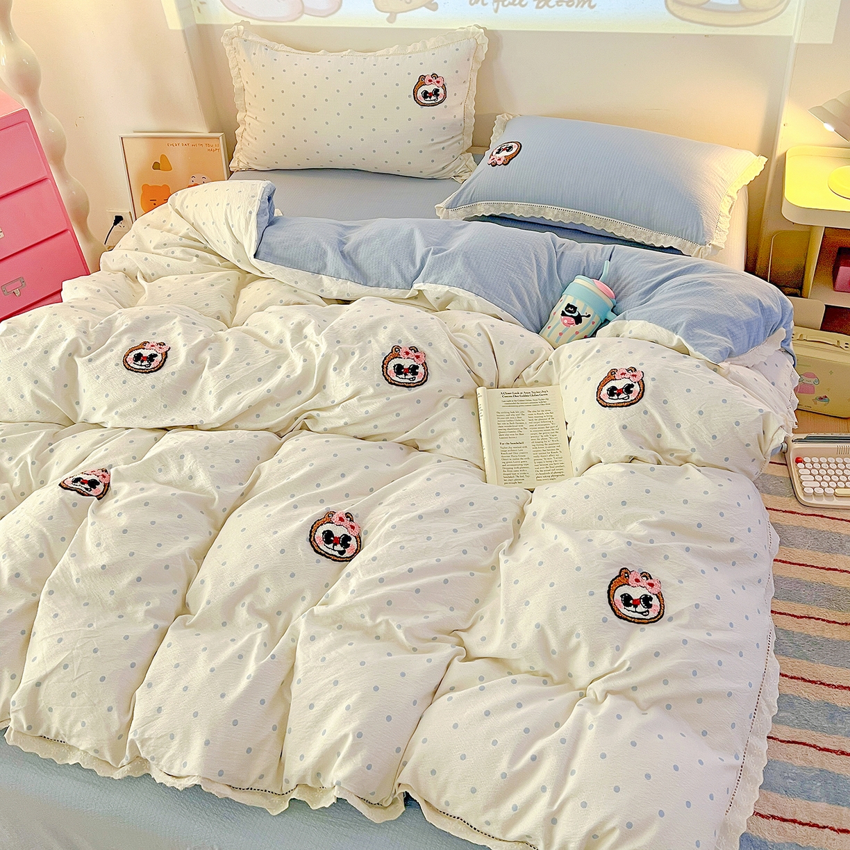 91家纺网 家纺一手货源 找家纺 （总）富米莱（原臻工厂）2025新款云感双层纱卡通毛巾绣全棉镂空花边四件套