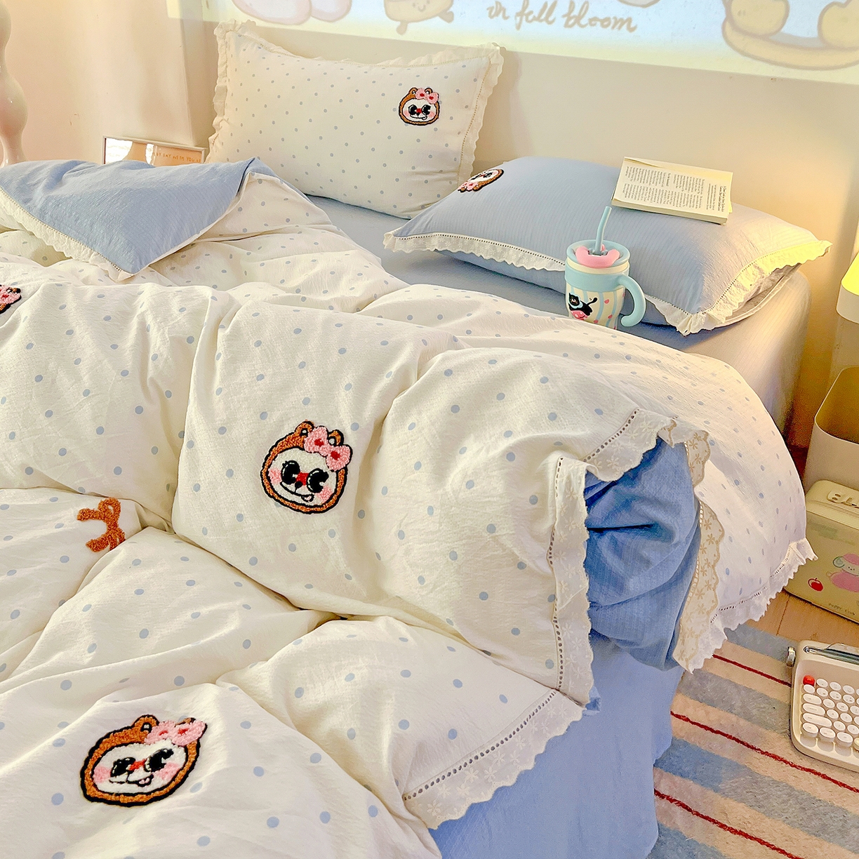 91家纺网 家纺一手货源 找家纺 （总）富米莱（原臻工厂）2025新款云感双层纱卡通毛巾绣全棉镂空花边四件套