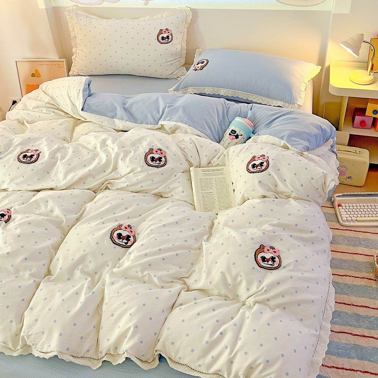 91家纺网 家纺一手货源 找家纺 （总）富米莱（原臻工厂）2025新款云感双层纱卡通毛巾绣全棉镂空花边四件套