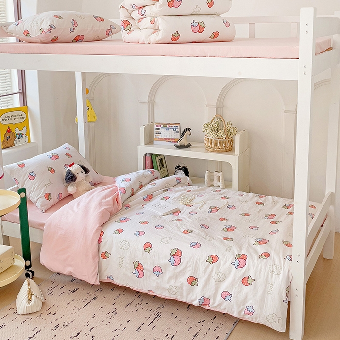 91家纺网 家纺一手货源 找家纺 海岛哥哥 2025新款云朵水洗棉学生床宿舍上下铺三件套 夏日草莓